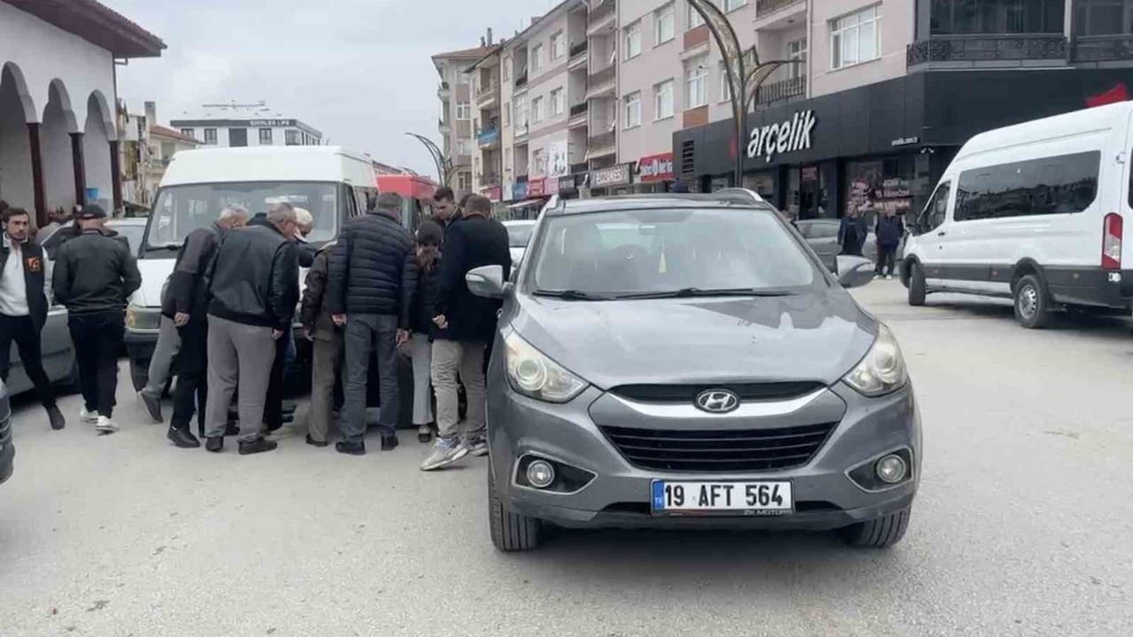 Alaca Meydan Cami önünde yaya kazası: karşıya geçmek isteyen kişi yaralandı