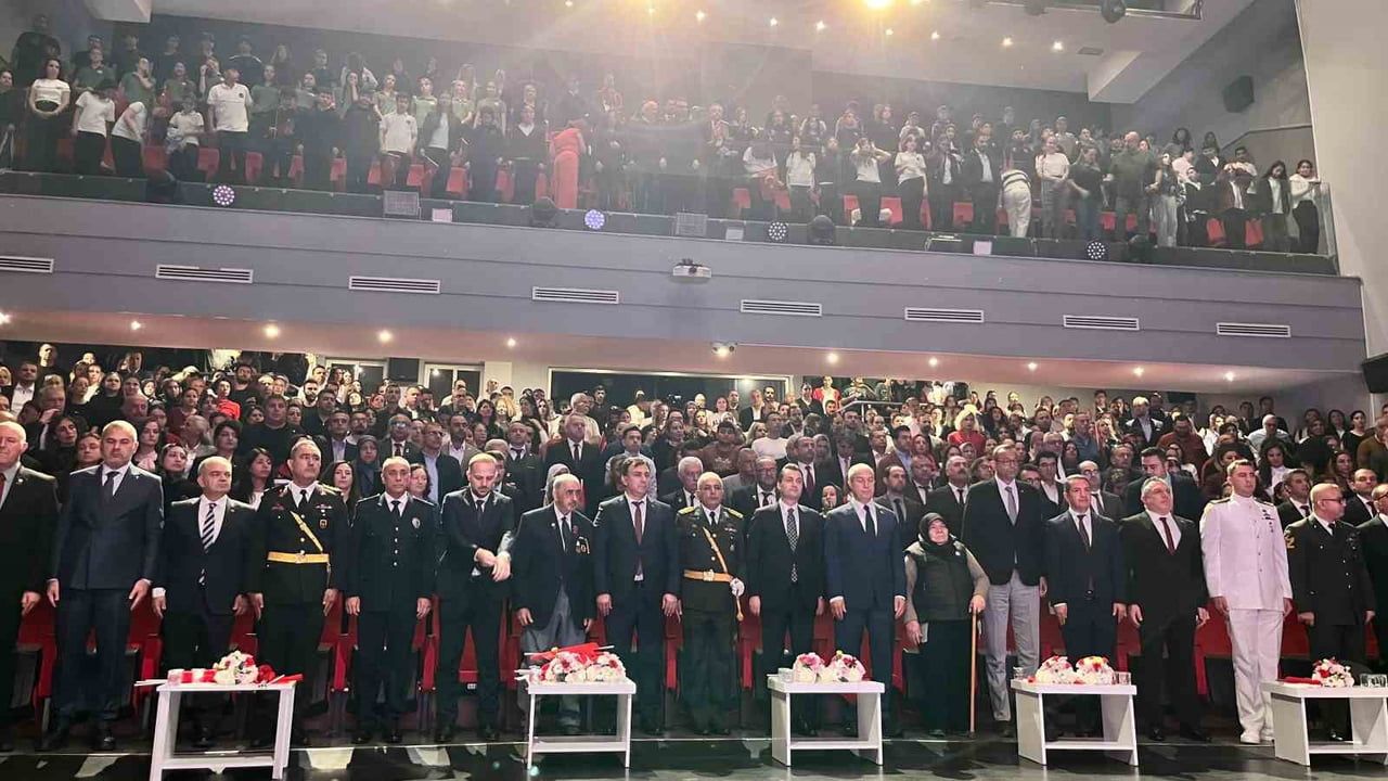 Alanya'da 103. yıl coşkusu Atatürk Kültür Merkezi'nde sürdü
