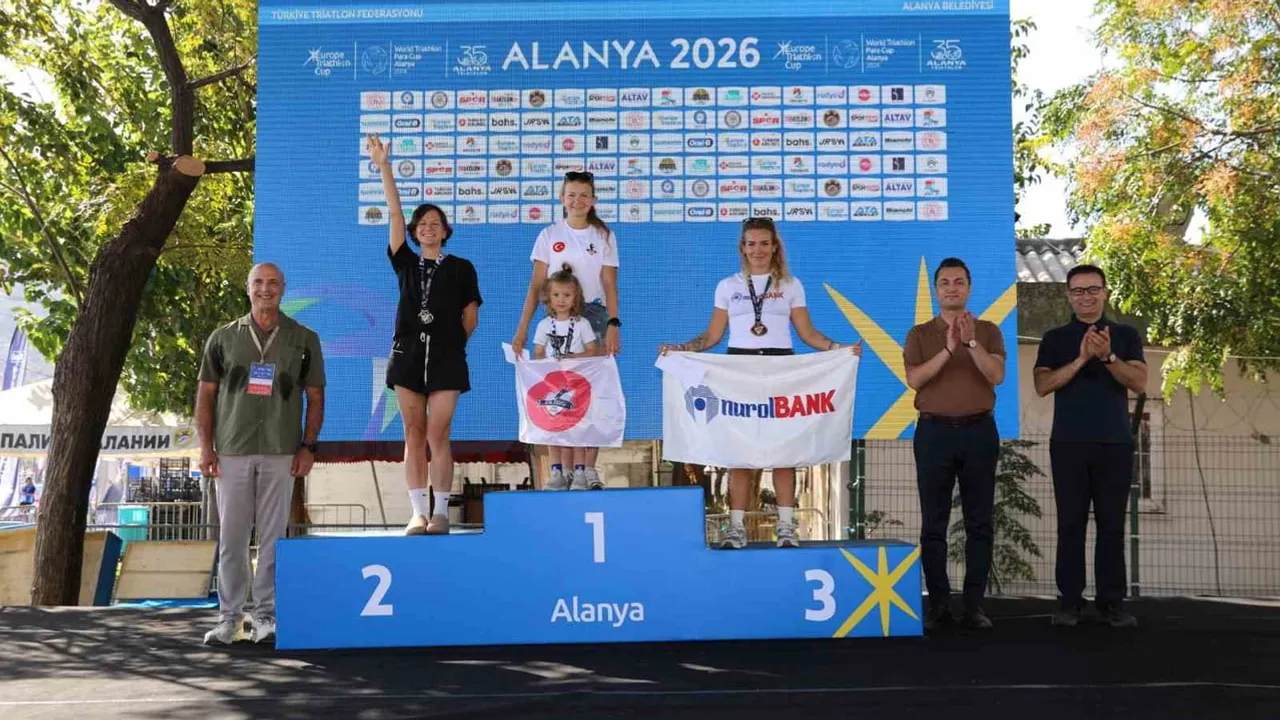 Alanya'da 35. uluslararası triatlon: kıyıdan kuleye uzanan mücadele