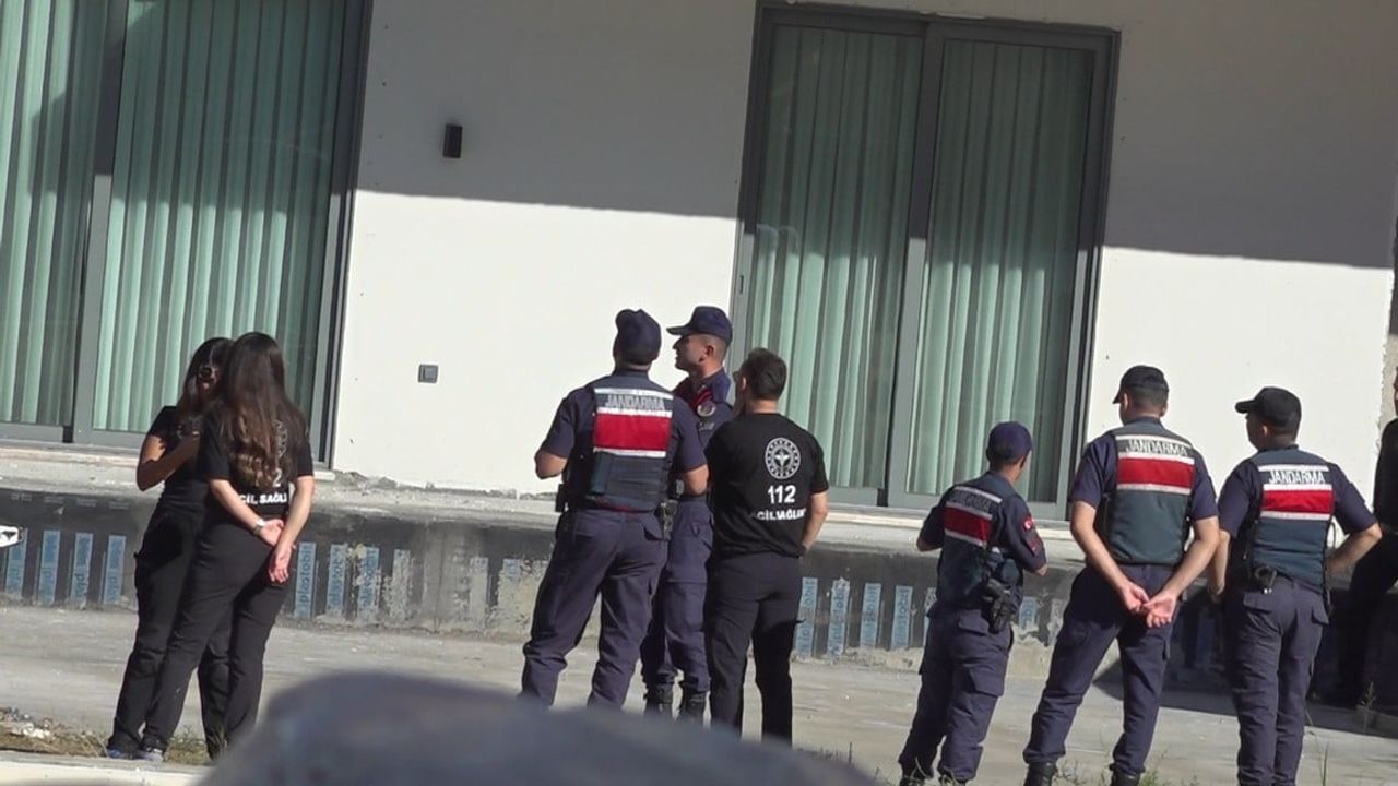 Alanya'da balkona çıkan işçi arkadaşı tarafından ikna edilerek indirildi