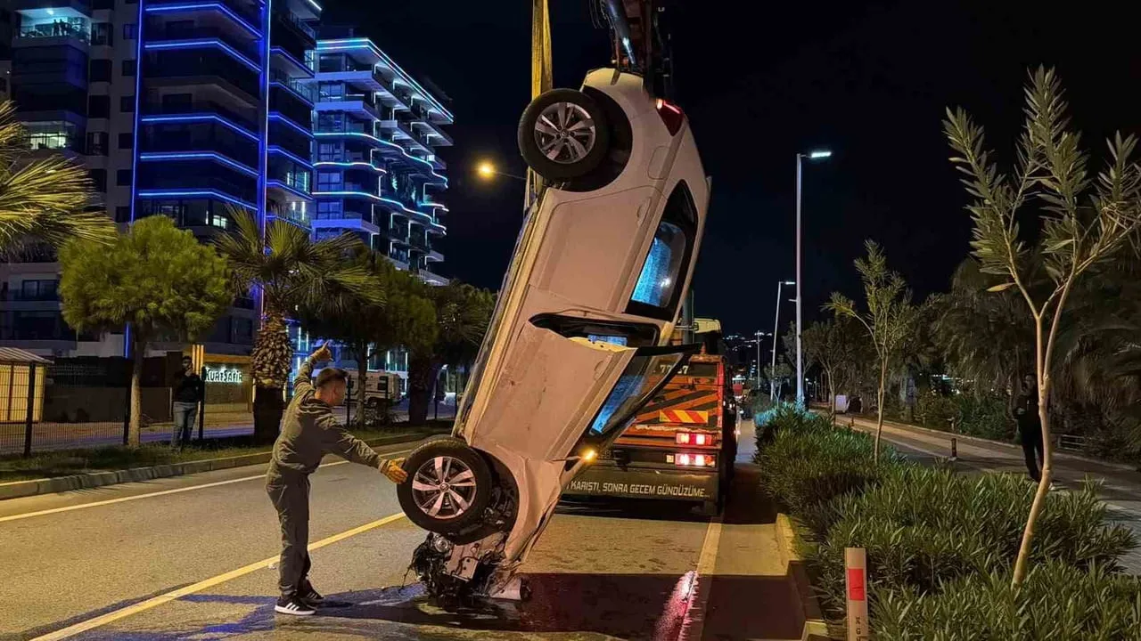Alanya'da D-400'de arkadan çarpma sonrası araç takla attı: iki kişi yaralandı
