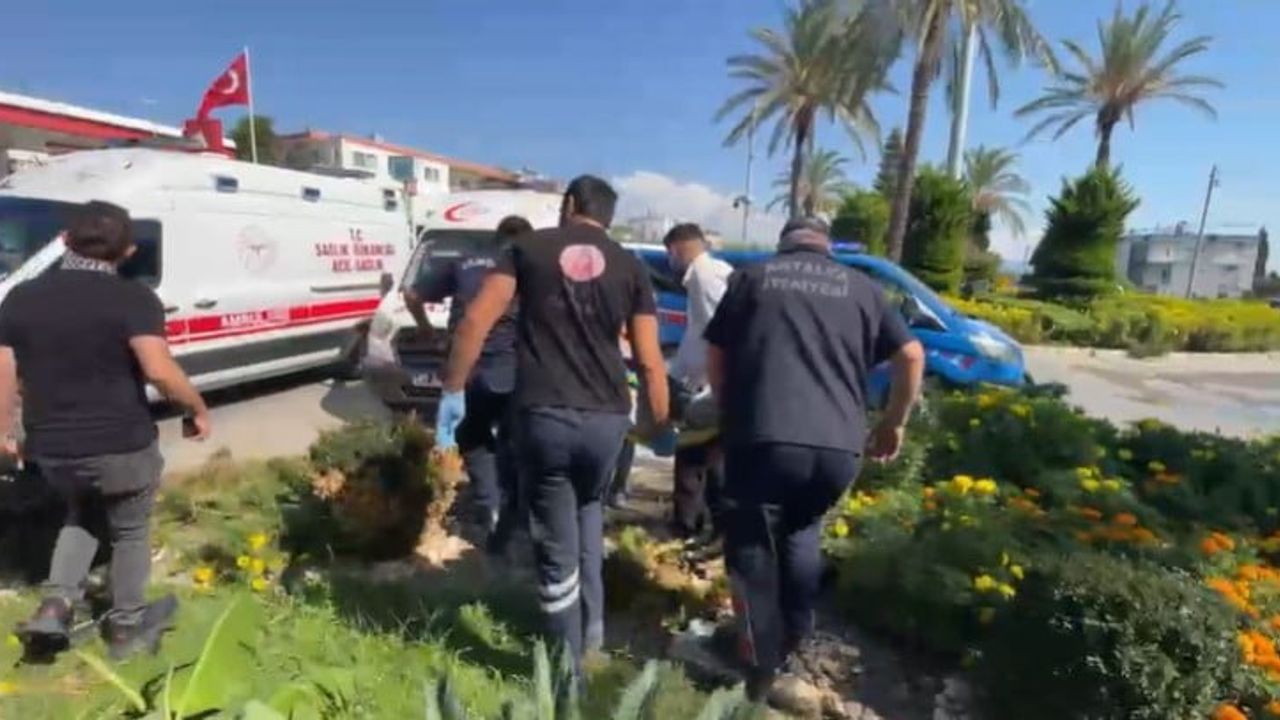 Alanya'da D-400'de midibüs ile otomobil çarpıştı, 2 yaralı