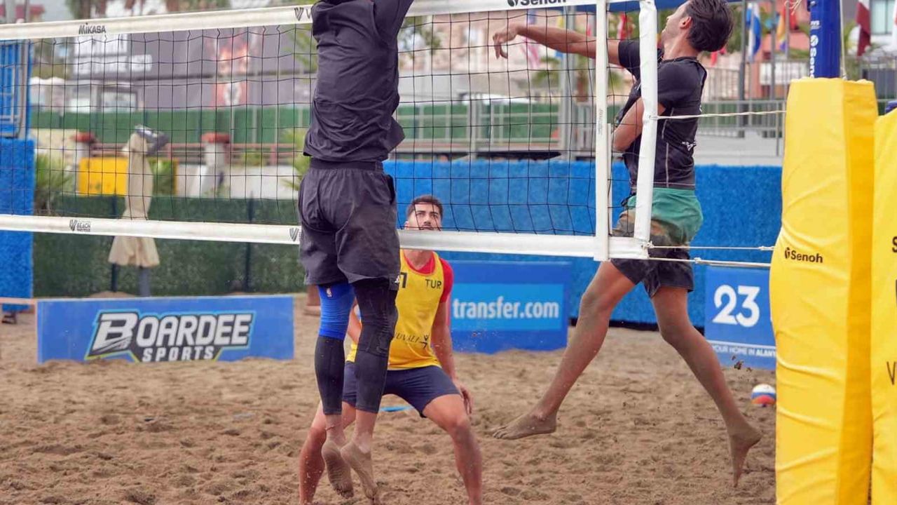 Alanya’da plaj voleybolu rüzgarı: 23 ülkeden 64 takım olimpiyat hedefiyle yarışıyor