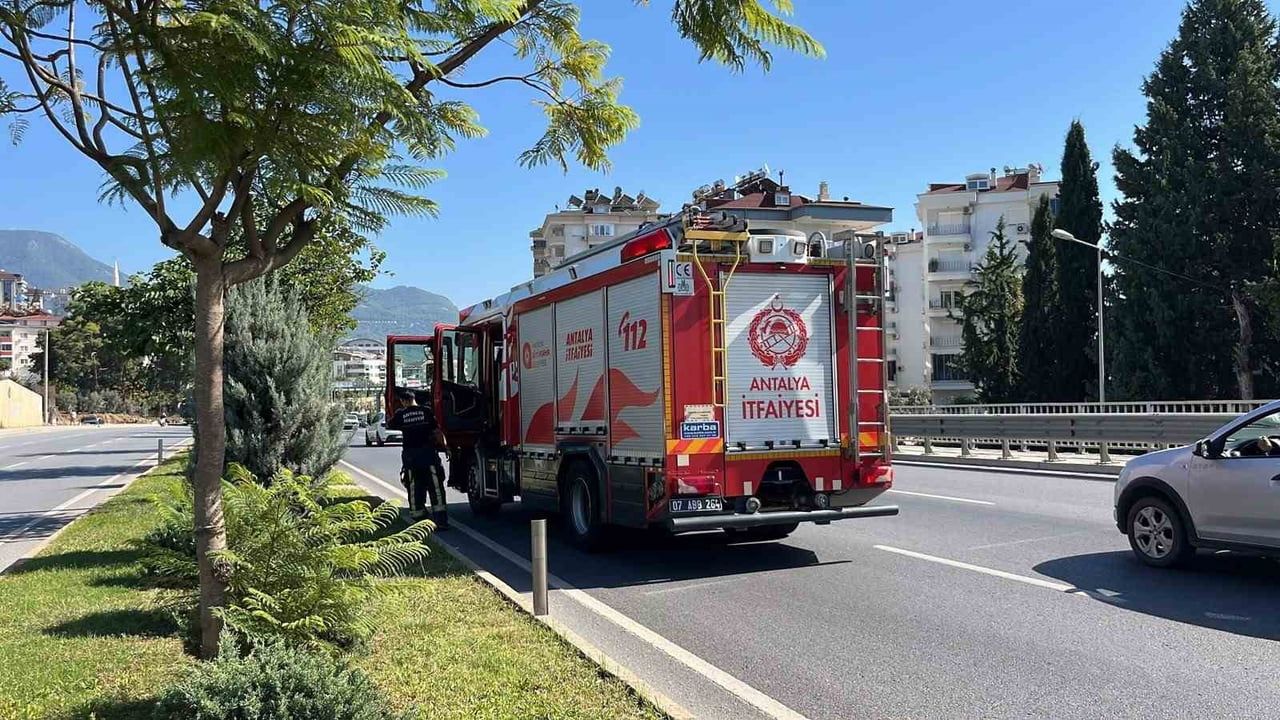 Alanya'da refüjdeki direğe çarpan otomobil: sürücü kaçtı, yolcu yaralandı