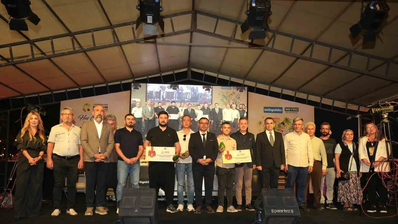Alanya’da tropik bereket: 679 gramlık avokado şampiyonu