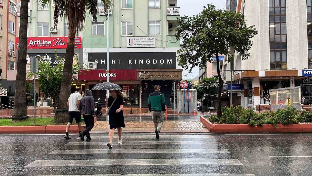 Alanya'da uyarıya rağmen sabah sağanağı, hazırlıksız çıkanlar iş yerlerine sığındı