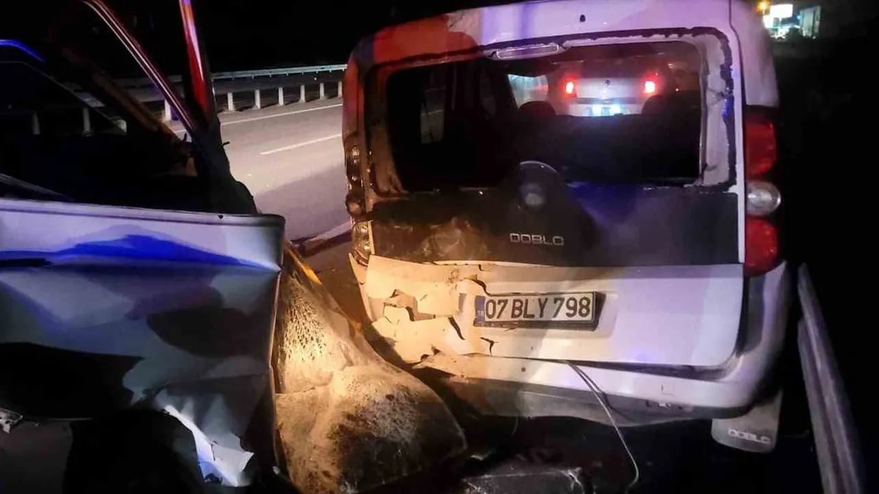 Alanya'da yol kenarındaki araca çarpan kamyonet sürücüsü yaralandı