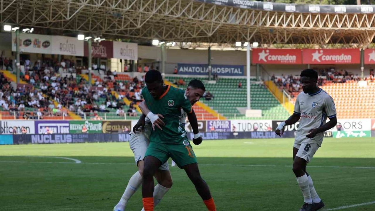 Alanya Oba'da ilk yarı golsüz: Alanyaspor ile Erzurumspor eşitlendi