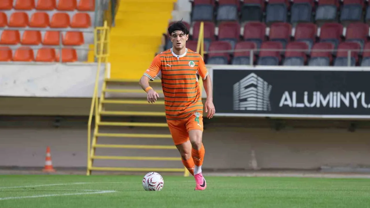 Alanyaspor Oba Stadı'nda İbrahim Kaya'nın üç golüyle kontrolü ele aldı