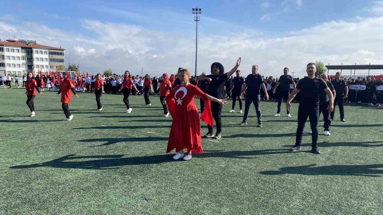 Alaşehir'de 103. yıl coşkusu: Avrupa şampiyonları gökyüzünde gösteri yaptı