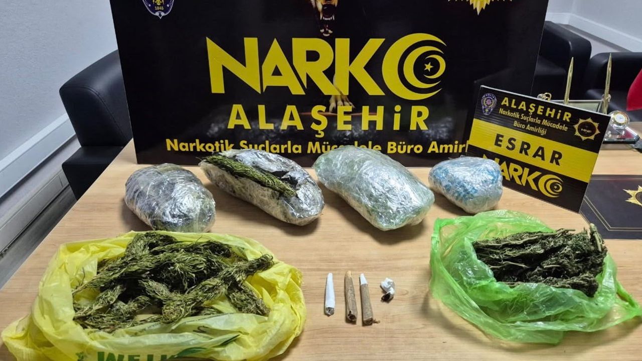Alaşehir'de ev baskınında 1 kilo esrar ele geçirildi, şüpheli tutuklandı