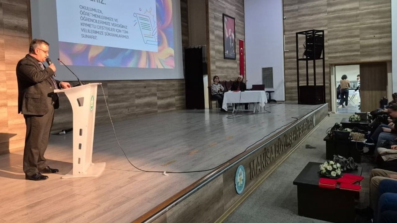 Alaşehir'de okul toplantısında velilere dijital denge çağrısı