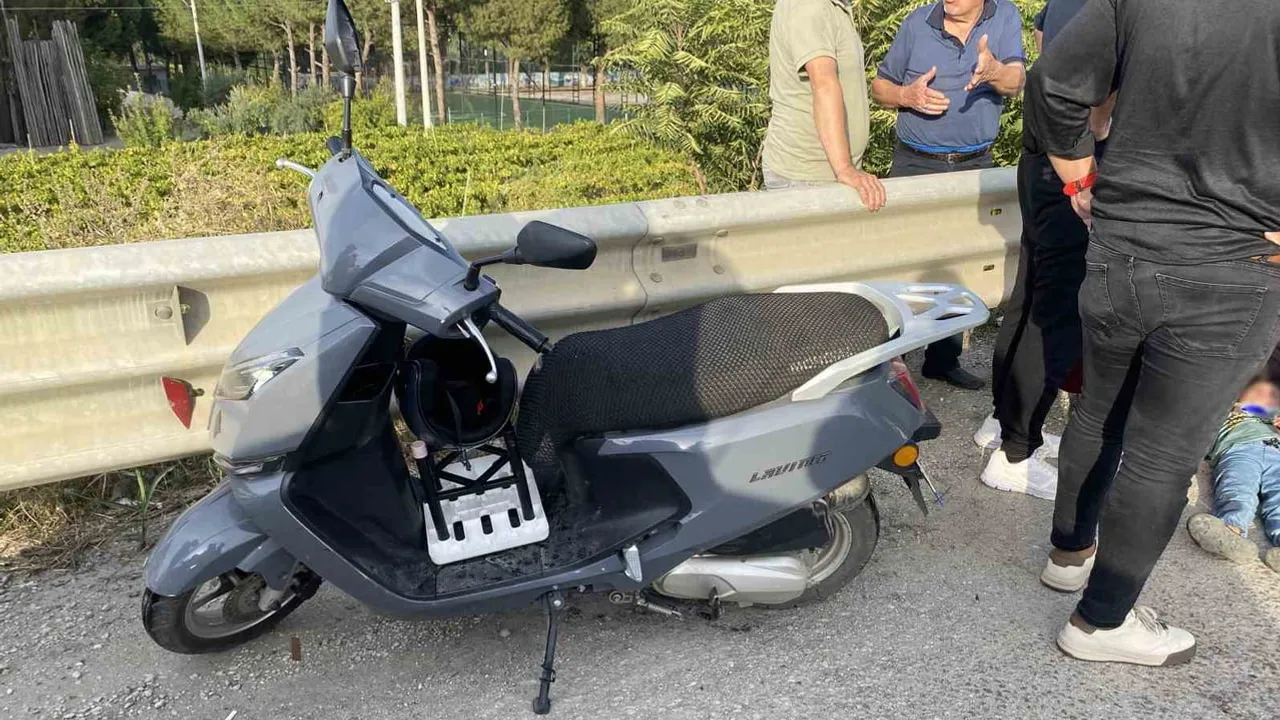 Alaşehir'de yola dökülen mazot iki motosiklet kazasına neden oldu
