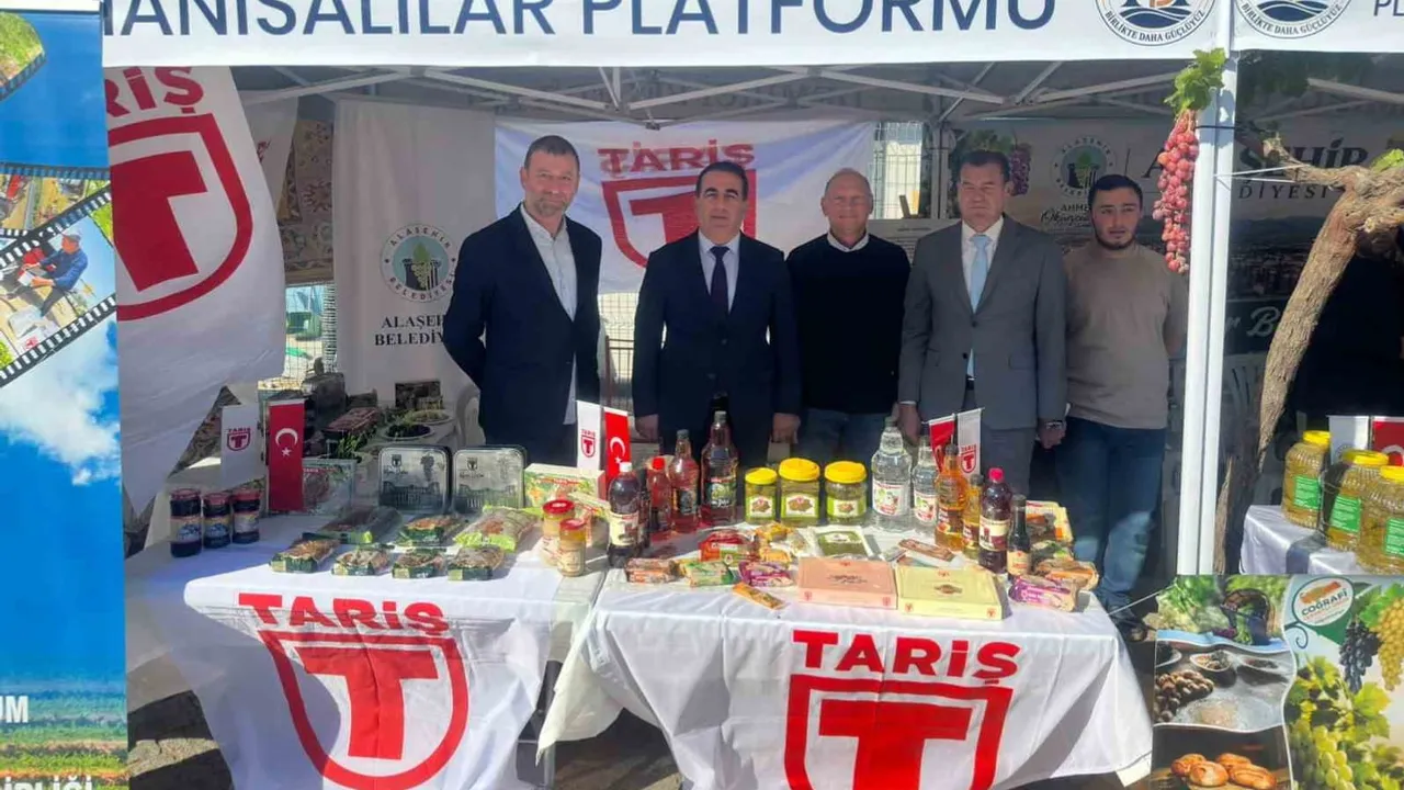 Alaşehir'in kültür ve lezzet durakları Bornova'da ilgi gördü: Kasapoğlu stantta inceleme yaptı