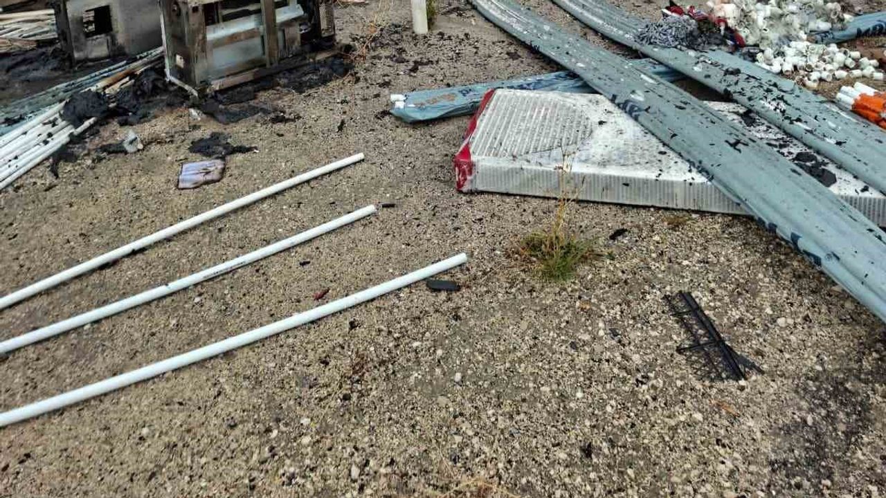 Alevlenen kamyonet Edremit'te kasadaki petek ve kombilere zarar verdi