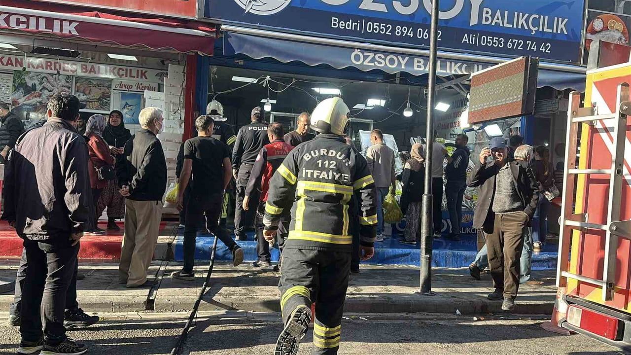 Alevler söndü, tezgah boş kalmadı: Burdur'da balık satışları devam etti