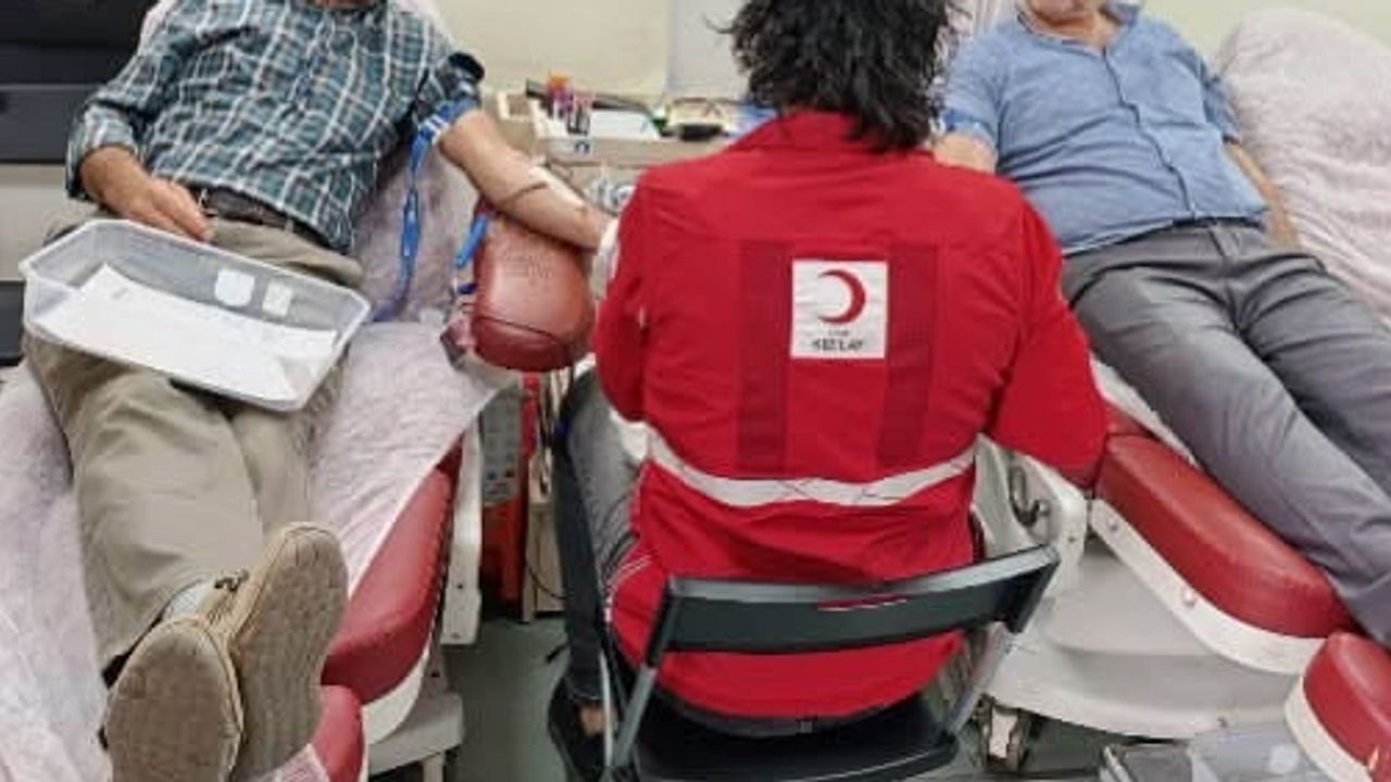 Aliağa muhtarlarından örnek dayanışma: Kızılay için kan bağışı