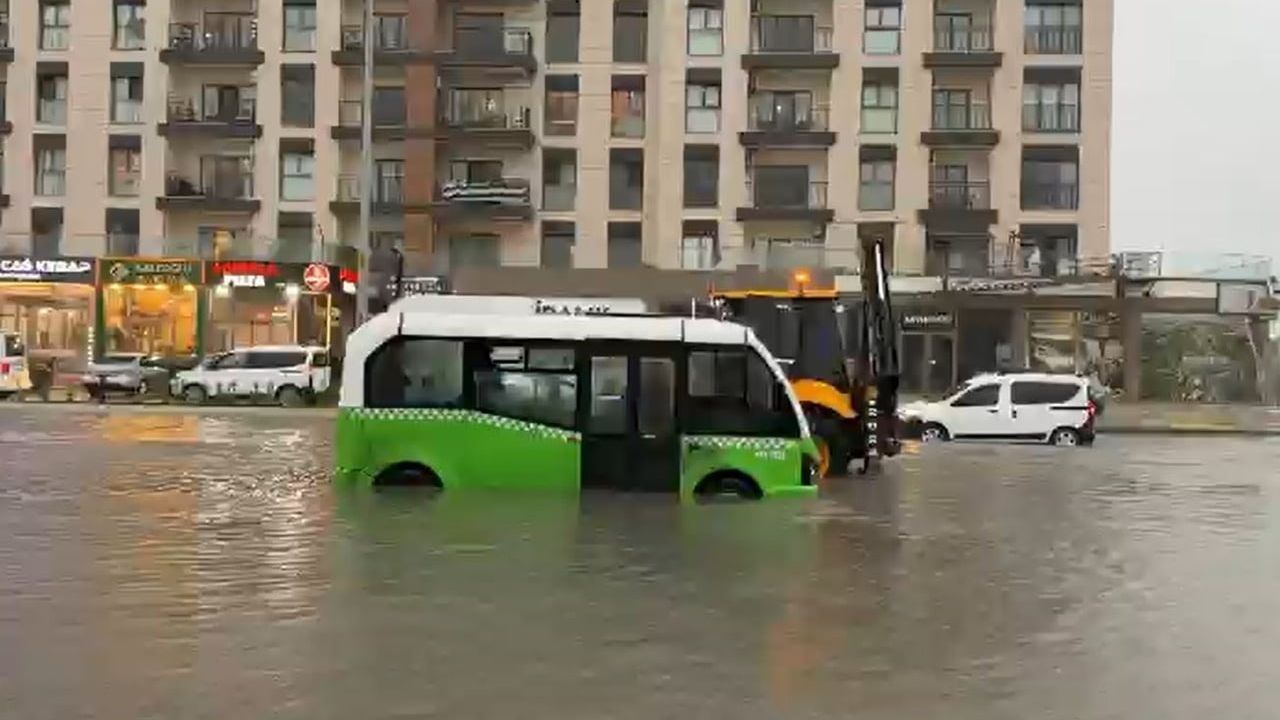 Alibey Deresi'nin taşkını dolmuşu yolda mahsur bıraktı