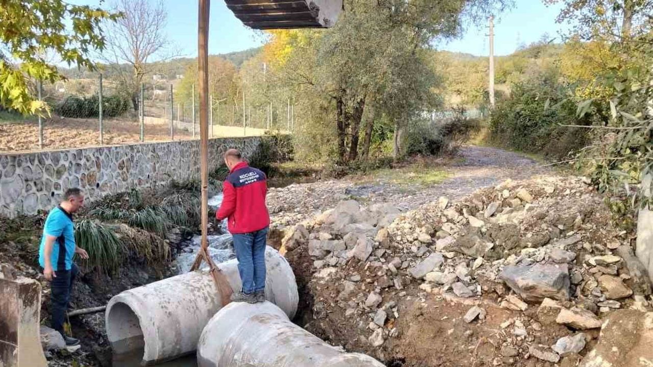 Alihocalar'da selin kapattığı dere geçişi 800 milimetrelik borularla güçlendirilip tekrar ulaşıma açıldı