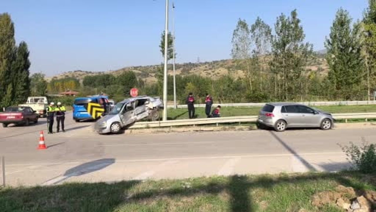 Almus kavşağında çarpışma: iki araçta dört kişi yaralandı