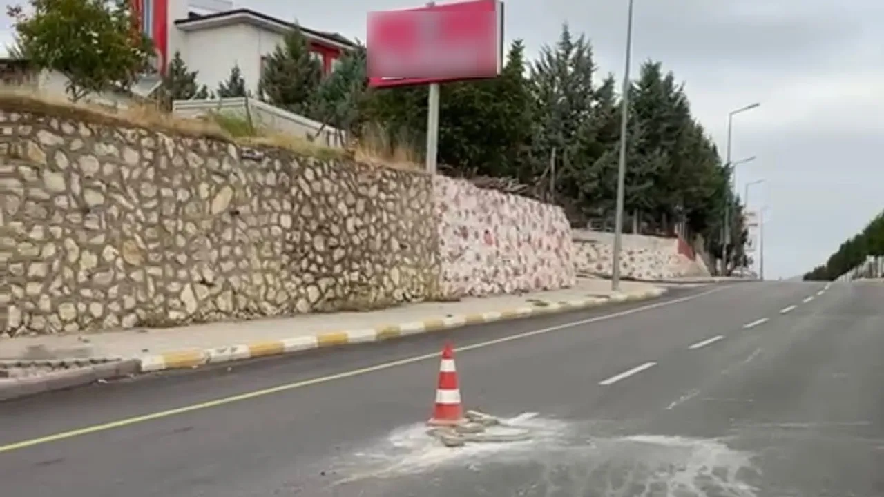 Alt yapı uyarısı için bırakılan parke taşına çarpan motosiklet devrildi