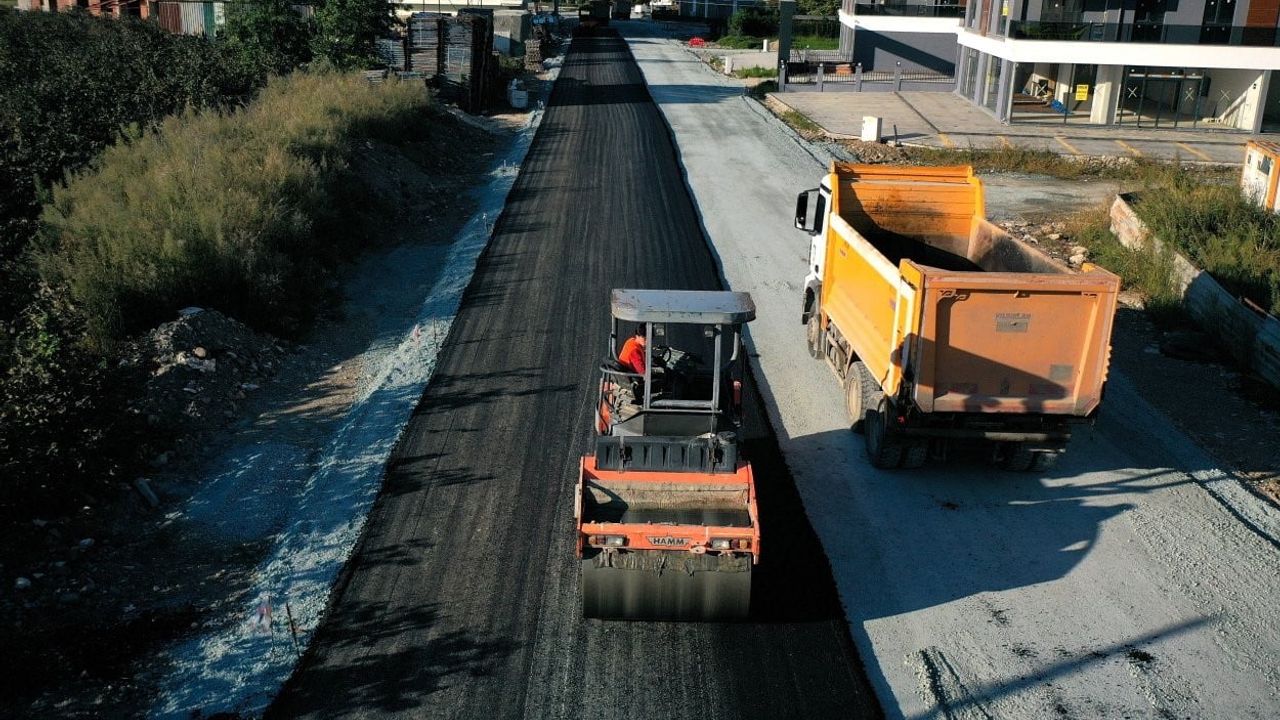 Altınordu Cumhuriyet Mahallesi'nde yaklaşık iki kilometrelik sıcak asfalt uygulaması