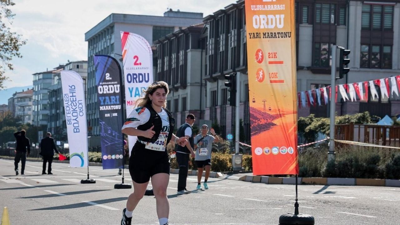 Altınordu sahillerinde uluslararası koşu şöleni: 8 ülkeden 707 sporcu yarıştı