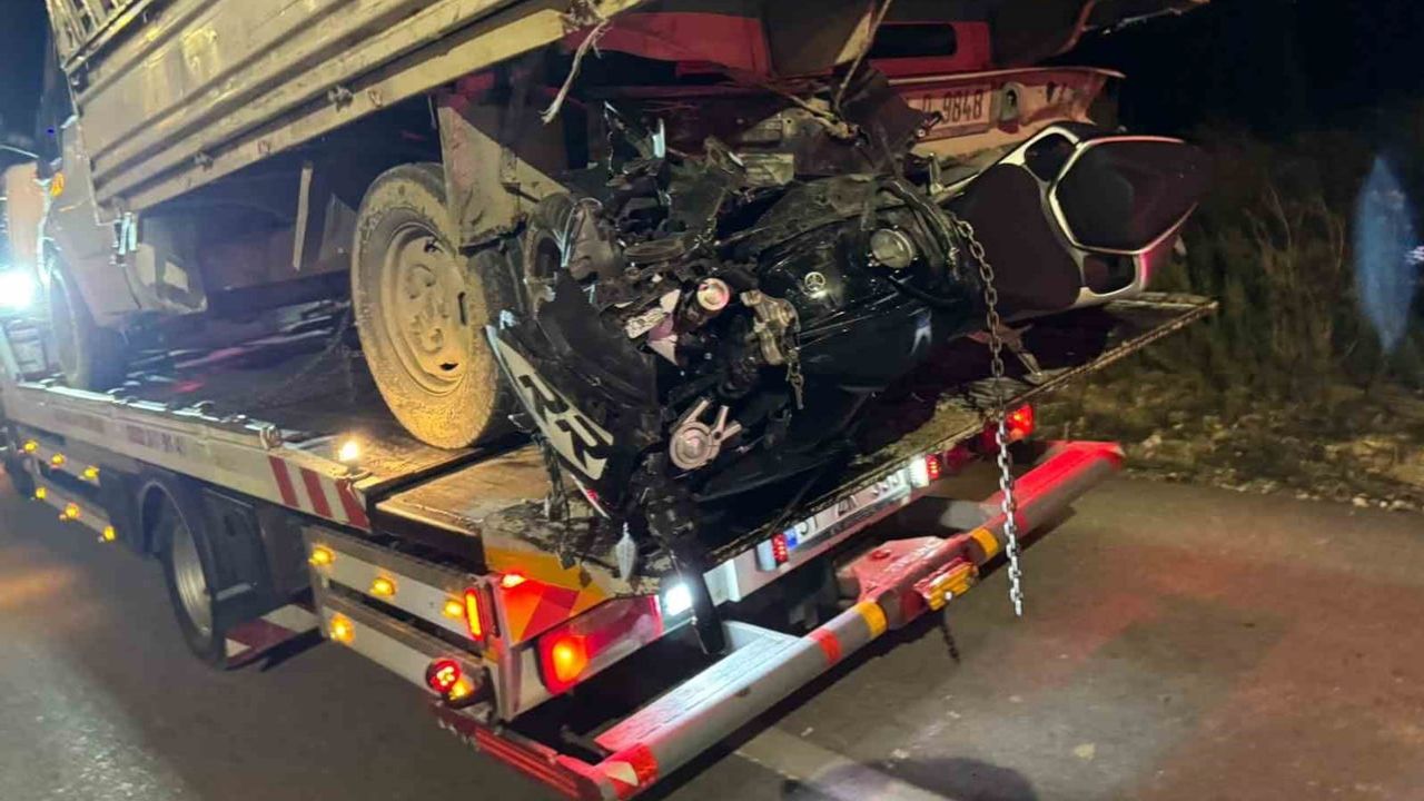 altınözü girişinde motosiklet ile pikap çarpıştı: 19 yaşındaki sürücü hayatını kaybetti