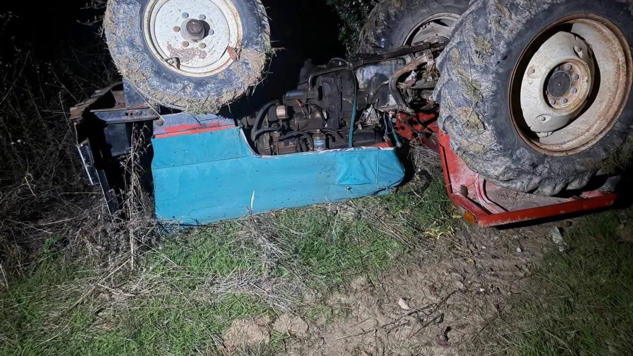 Altınözü'nde ters dönen traktörün altında kalan sürücü kurtarıldı