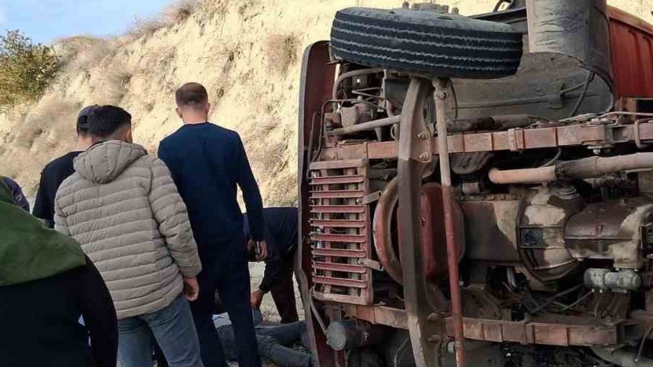 Altınyayla Kara Yokuş'ta devrilen kamyonun sürücüsü hastaneye kaldırıldı