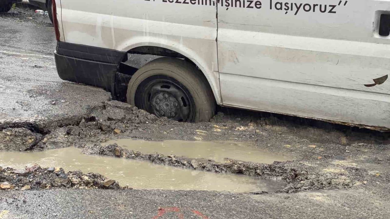 Altyapı çalışması sonrasında yağış yol çökmesine neden oldu: Arnavutköy'de araç mahsur kaldı