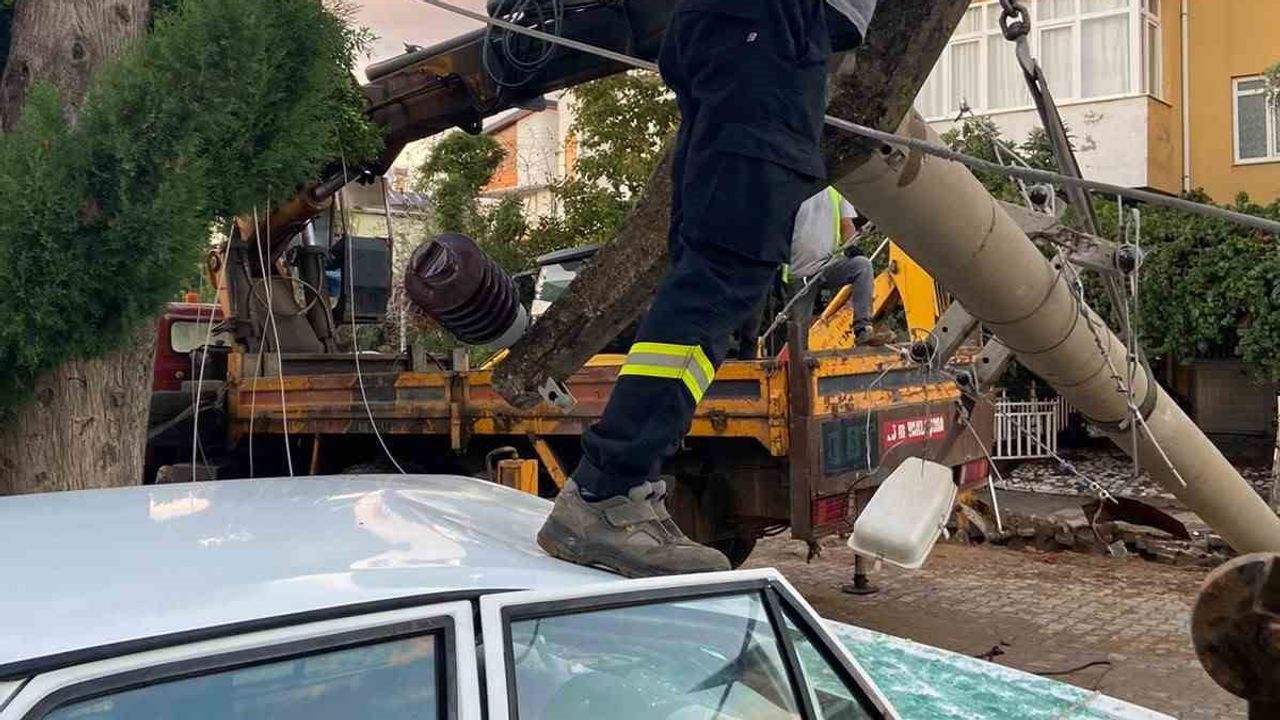 Altyapı çalışmasında devrilen direk otomobilin arkasına saplandı
