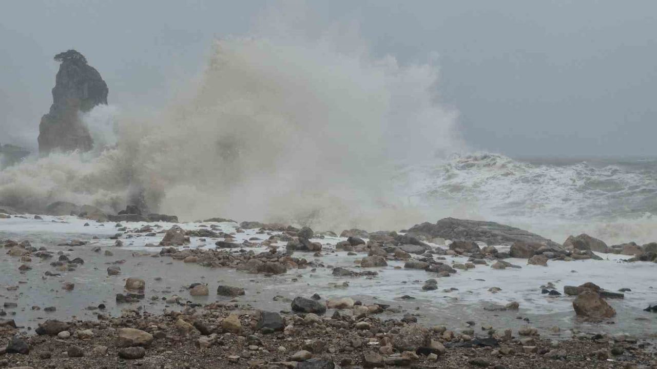 Amasra'da 14 metrelik dalgalar sahil güvenliğini zorladı