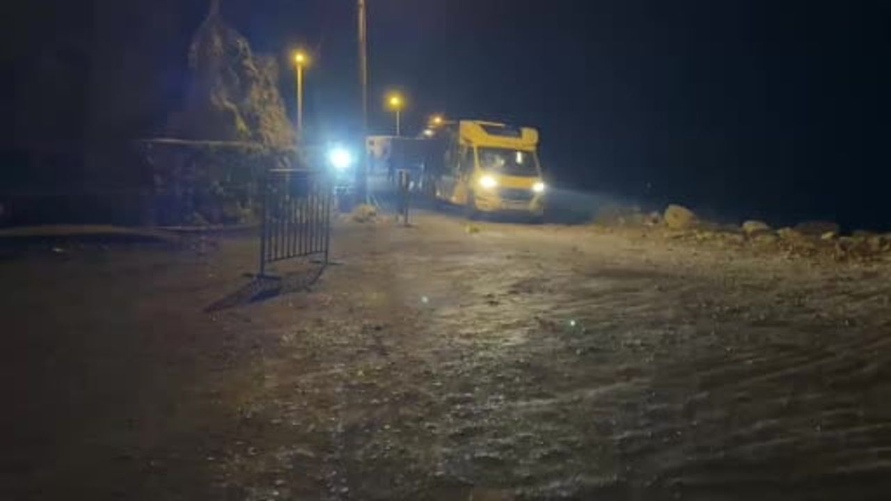 amasra küçük liman'da kaya parçaları karavanların bulunduğu yola düştü
