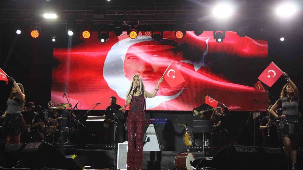 Amasya'da cumhuriyet coşkusu Hande Ünsal'la sahnede
