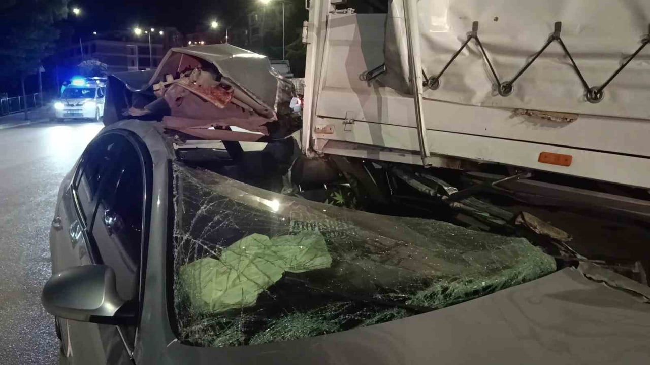 Amasya’da kontrolden çıkan otomobil kamyonete çarptı, araçlar sürüklendi
