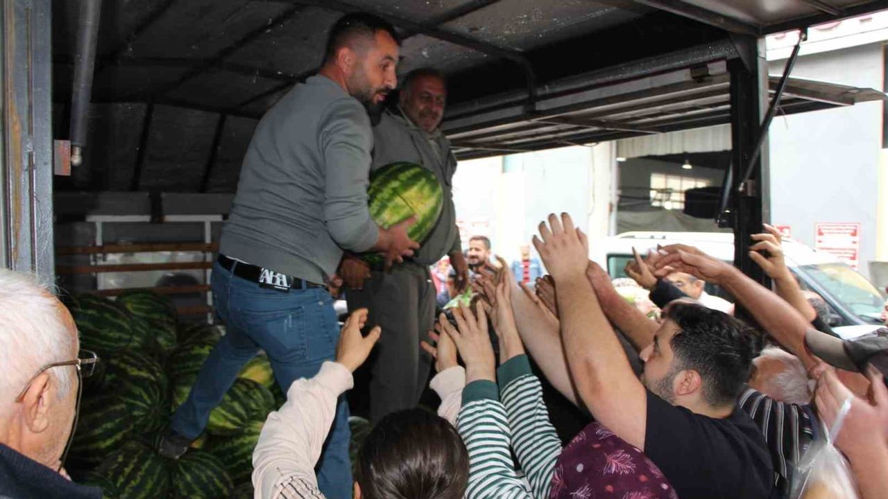 Amasya'da sezon sonu karpuzlarını ücretsiz dağıtan pazarcının hareketi ilgi gördü