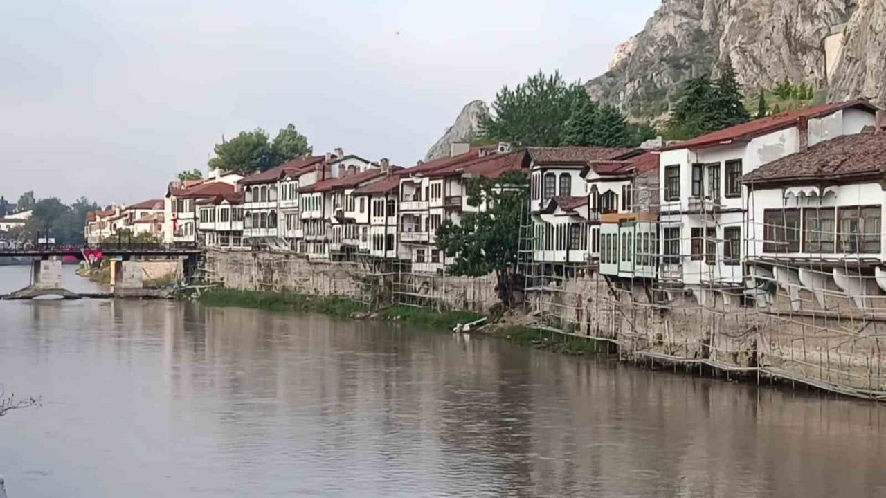 Amasya, Yeşilırmak kıyılarında sisle kartpostallık görüntülere büründü