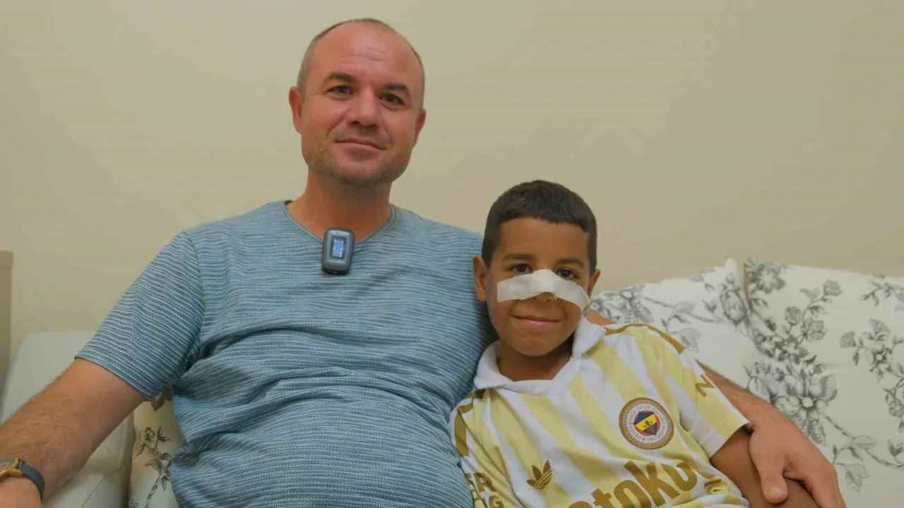 Ameliyat sonrası odada maç spikeri oldu: 9 yaşındaki Fenerbahçe taraftarının anları kayda geçti