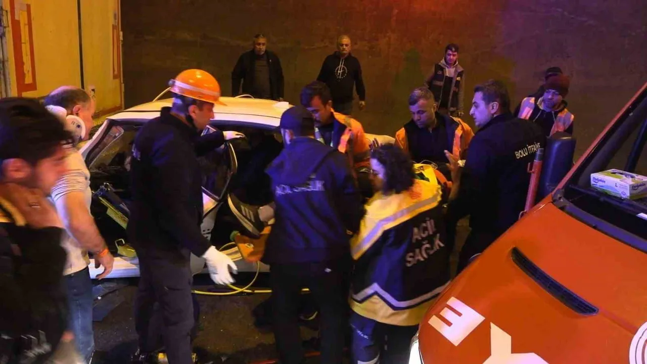 Anadolu Otoyolu'nda tünelde kaza: önündeki tıra çarpan otomobilde iki yaralı