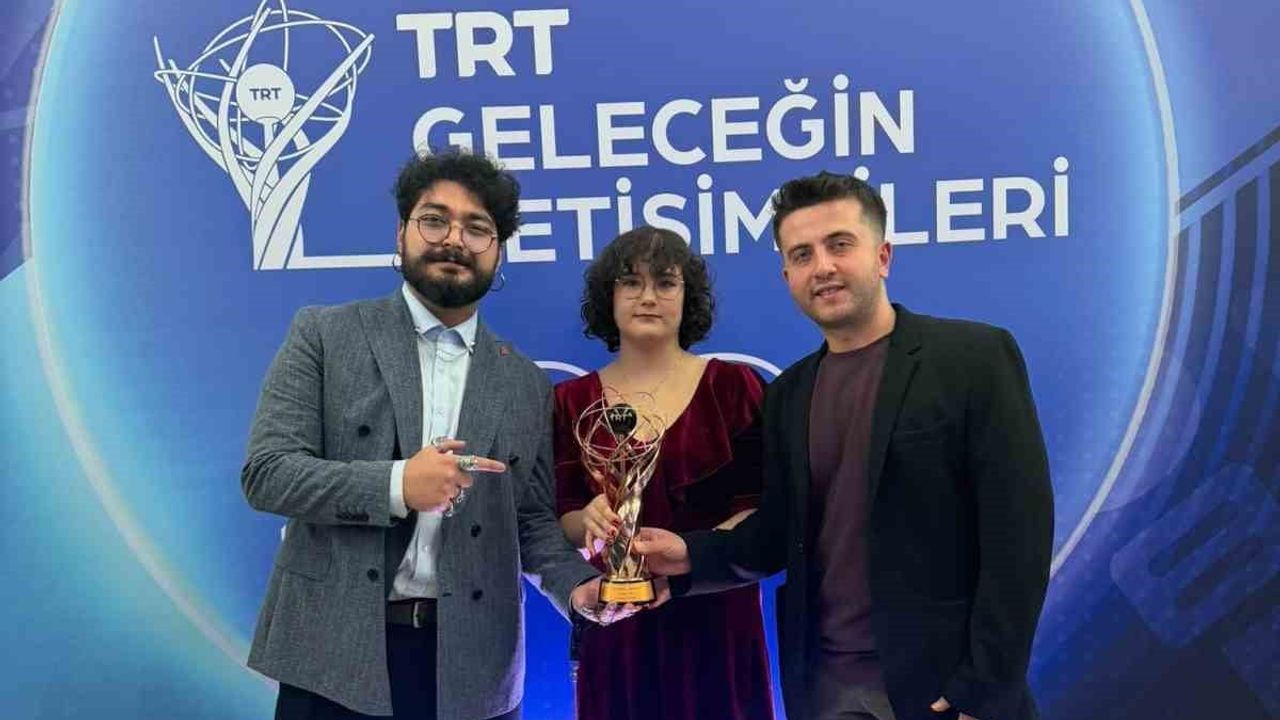 Anadolu Üniversitesi öğrencileri TRT Geleceğin İletişimcileri yarışmasından beş ödülle döndü