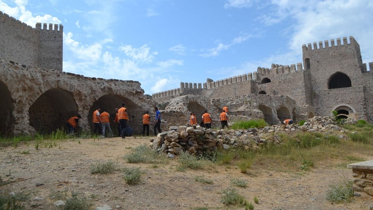 Anamur’da hükümlüler Mamure Kalesi ve Anemurium Antik Kenti’nde temizliğe katıldı