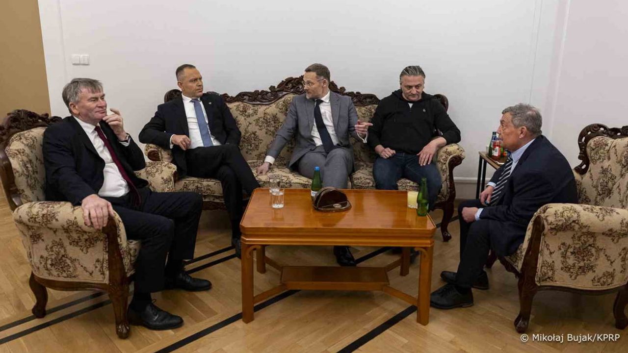 Anayasa mahkemesi önünde Karol Nawrocki ile geçici başkan arasında kısa süreli arbede