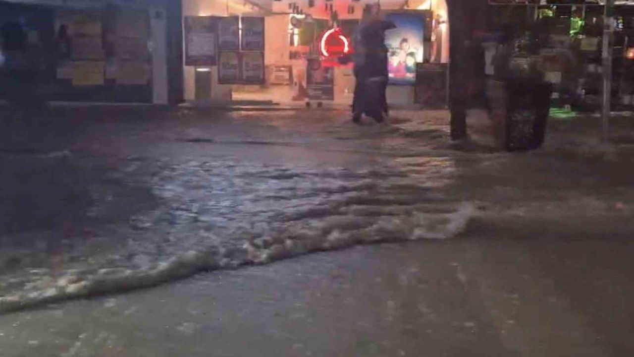 Ani sağanak Elazığ'da caddeleri dereye çevirdi