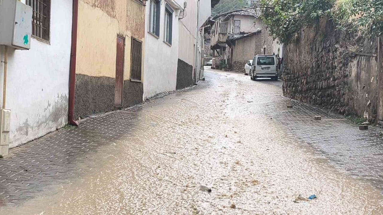 Ani sağanak Tokat'ta günlük hayatı etkiledi