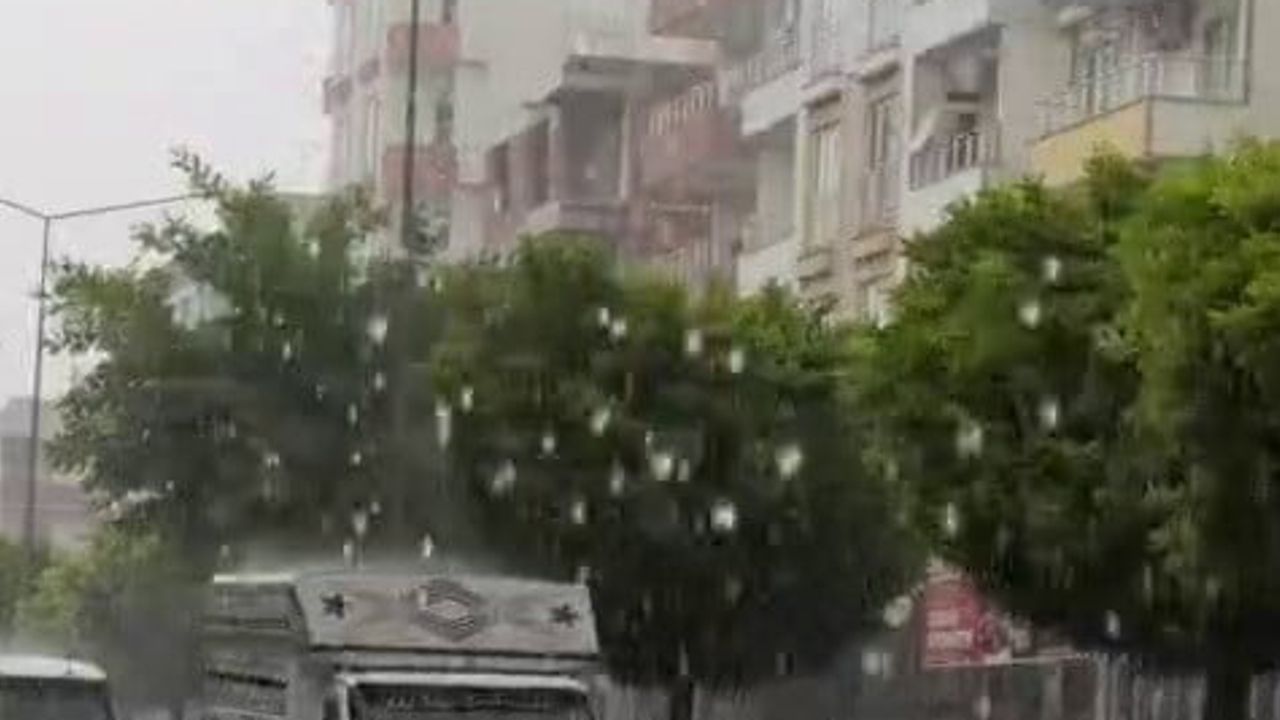 Aniden bastıran dolu Diyarbakır-Kahta karayolunu Göçeri mevkiinde beyaza bürüdü