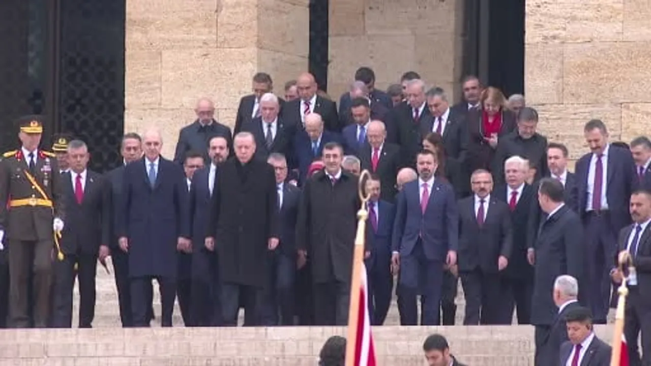 Anıtkabir'de birlik görüntüsü: Bahçeli ve Dervişoğlu merdivenleri kol kola indi