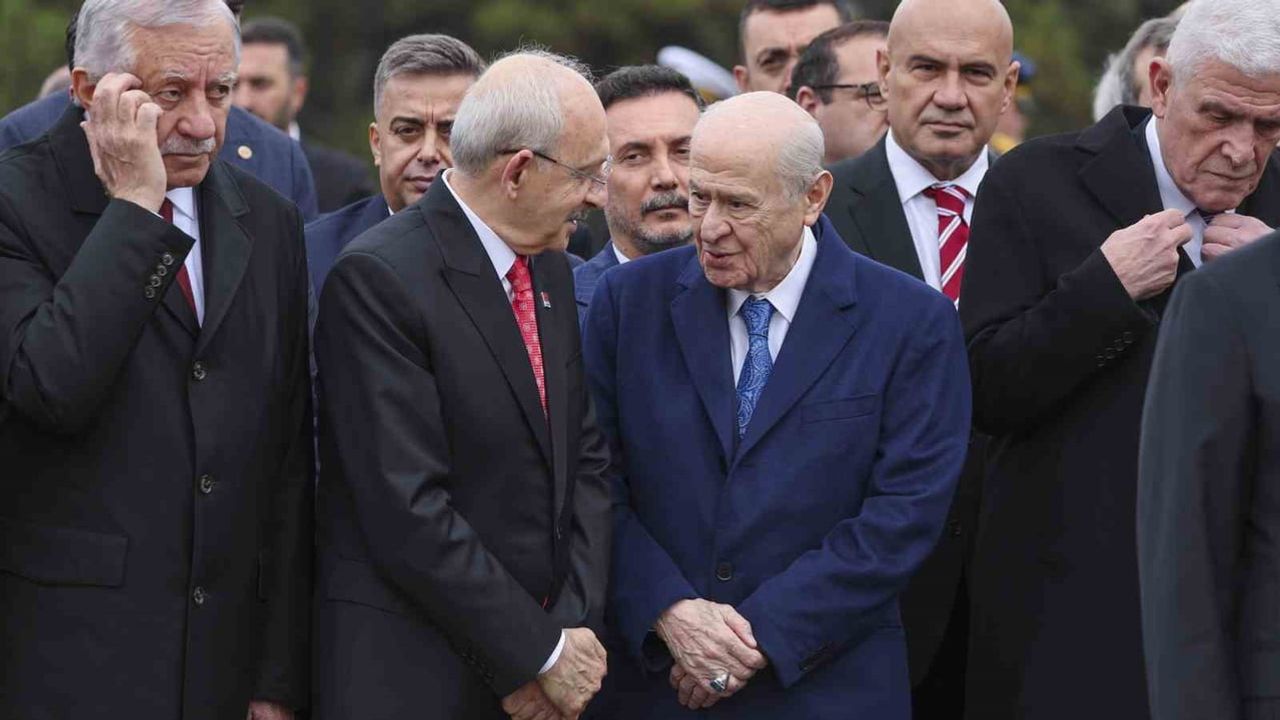 Anıtkabir'de iki muhalefet liderinin sohbeti dikkat çekti