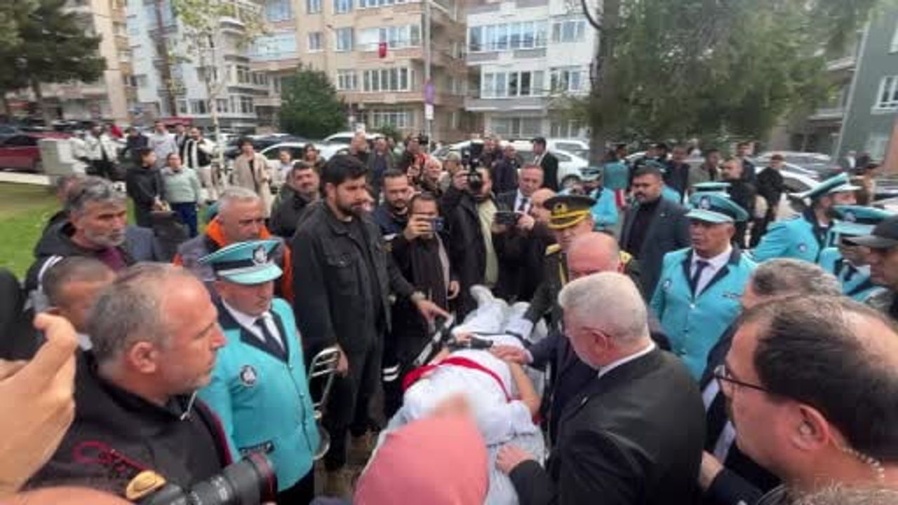 Anıttaki törende fenalık geçiren çocuk merdivenden düşerek hastaneye kaldırıldı