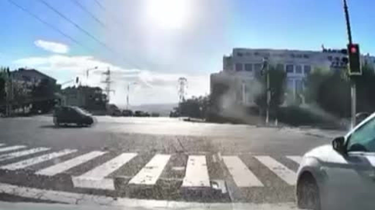 Ankara Çankaya'da kaza anı araç kamerasına yansıdı: motosiklet sürücüsü yaşamını yitirdi